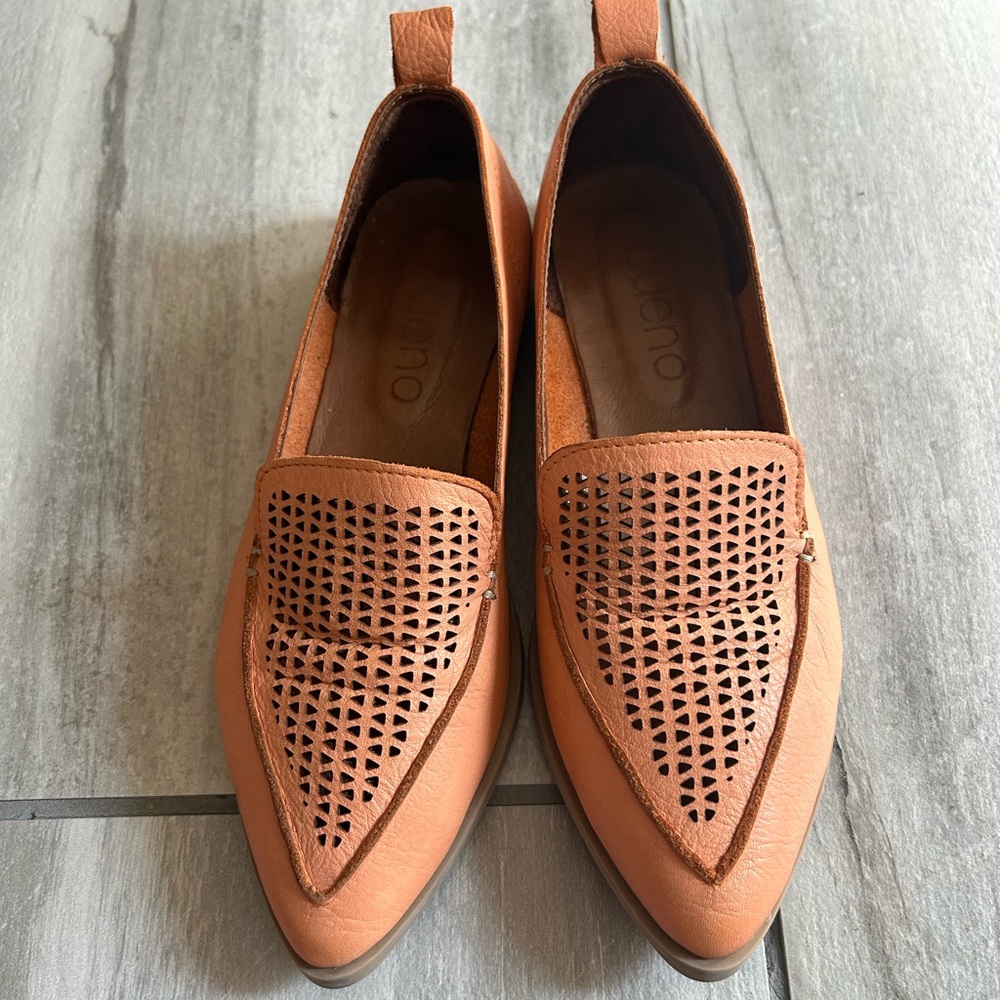 Bueno Women's coral/orange Perforated Flats